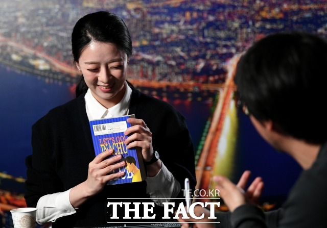 취재진이 만난 배현진 위원장은 여느 30대 싱글의 모습과 크게 다르지 않았다. 추리 소설과 만화책을 즐겨 보고 아이유 노래를 좋아한다고 했다. /이효균 기자