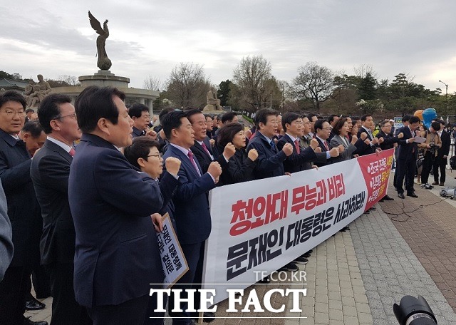 자유한국당이 9일 오전 청와대 앞에서 긴급 의원총회를 연 가운데 소속 의원 70여명이 문재인 정부를 규탄하는 구호를 외치고 있다. /청와대=신진환 기자