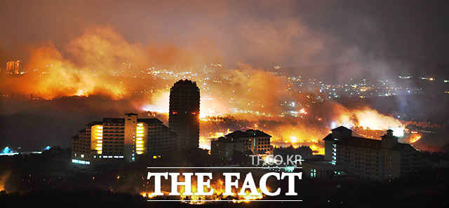 한전은 "적자 여부와 상관없이 안전과 직접 관련된 예산은 지속적으로 증액해 설비를 안정적으로 운영하고 있다"고 한국당의 주장을 반박했다. 지난 4일 강원도 고성·속초 일대에 산불이 콘도 밀집 지역이 불타오르고 있다. /강원일보 제공