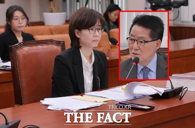 박지원(오른쪽) 민주평화당 의원은 10일 국회에서 열린 이미선 헌법재판관 후보자 인사청문회에서 '주식 과다 보유' 논란에 휩싸인 이 후보자를 향해 "차라리 워런 버핏이나 조지 소로스처럼 주식 투자로 돈을 벌어서 사회에 환원하는 것이 좋다"고 꼬집었다. /국회=이원석 기자