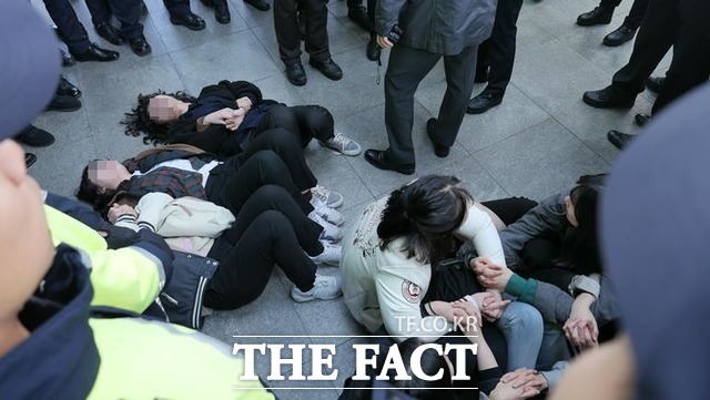 체포를 거부하며 서로 팔을 걸고 앉은 대학생들. /이원석 기자
