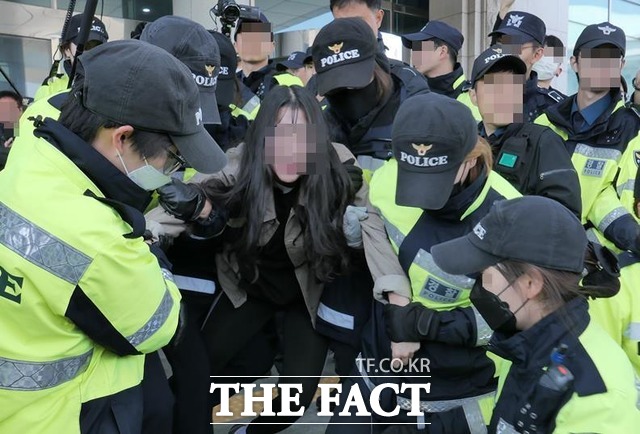 체포돼 경찰 버스로 옮겨지는 학생. /이원석 기자