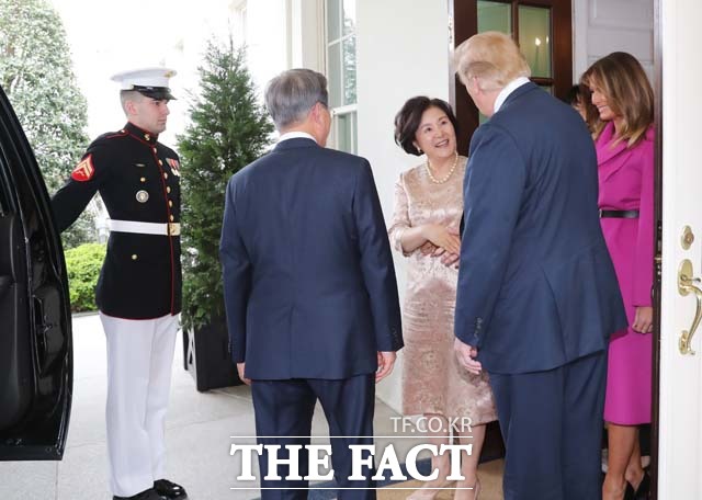 문재인 대통령과 부인 김정숙 여사가 11일(현지시각) 미국 워싱턴 백악관에서 열린 한미 정상회담을 마친 후 도널드 트럼프 미국 대통령과 인사하고 있다. /워싱턴=뉴시스