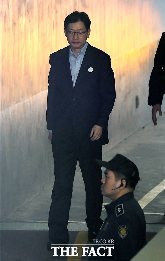 서울고법, 법정출입구 잘못 표기...변호인들 재판 10분 남기고 우왕좌왕[더팩트ㅣ이새롬 기자] '드루킹' 일당의 댓글 조작에 공모한 혐의로 1심에서 실형을 받은 김경수 경남도지사가 11일 오후 서울 서초구 고등법원에서 열린 항소심 2차 공판에 출석하고 있다. 앞서 재판부는 이날 공판을 지켜본 뒤 김 지사의 보석 여부를 결정하기로 했다. 이에 따라 이르면 재판 당일인 11일이나 그 다음날인 12일 김 지사의 석방 여부가 결정될 것으로 예상된다. saeromli@tf.co.kr 사진영상기획부 photo@tf.co.kr