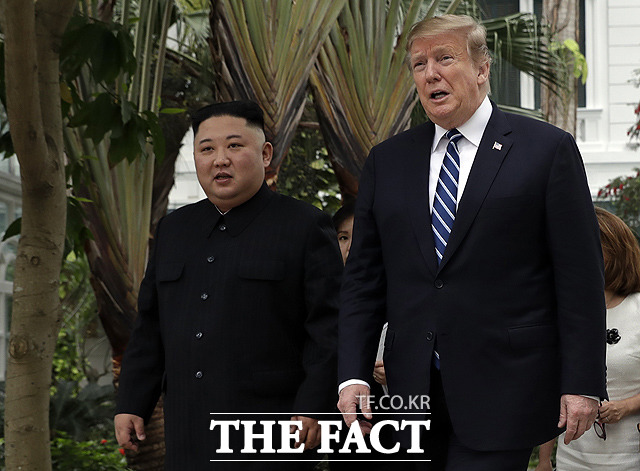 미국 전문가들과 언론은 이들이 문 대통령을 만나 북한의 실질적 행동이 필요하다는 '강경한 미국의 입장'을 압박했을 것이라고 미국 내부의 강경한 입장에 대해 강조했다. 사진은 하노이 제2차 북미정상회담의 모습. /AP.뉴시스