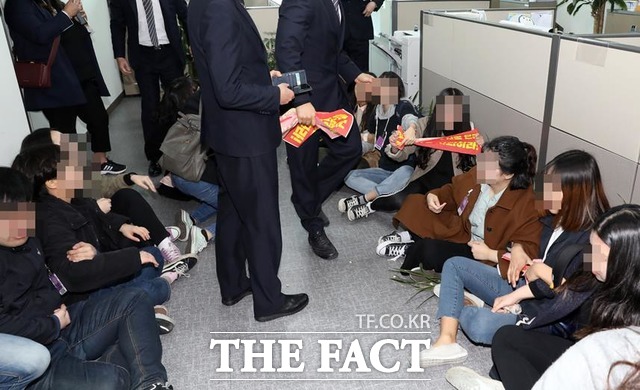 대학생들이 나경원 의원실에 앉아 시위를 벌이는 모습. /뉴시스