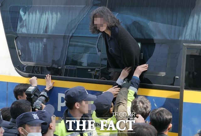 자유한국당이 최근 발생한 한국대학생진보연합의 나경원 원내대표 사무실 점거 등을 언급하며 "엄정 처벌해야 한다"고 밝혔다. 사진은 지난 12일 나경원 자유한국당 원내대표의 사무실을 점거했다 연행된 한국대학생진보연합 회원. /이원석 기자
