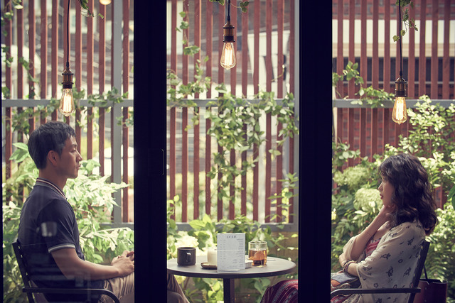 배우 박해수(왼쪽)와 이지은이 함께한 임필성 감독의 '썩지않게 아주 오래' /넷플릭스 제공