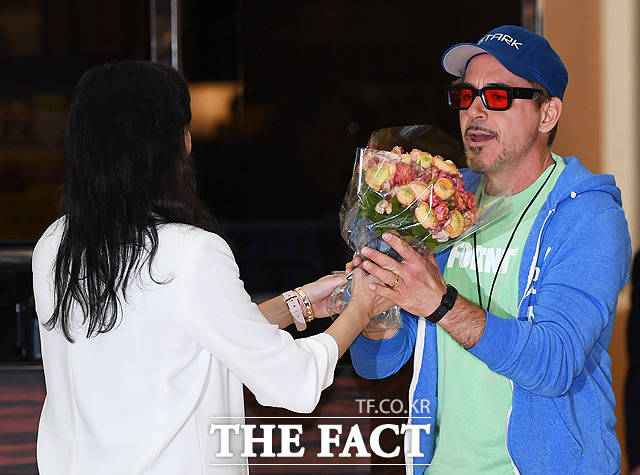 소녀처럼 감동 받은 얼굴~