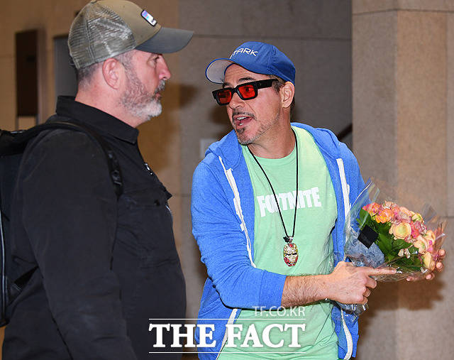 굿바이 인사도 화끈하게, '잘봤지? 할리우드 스타일!'