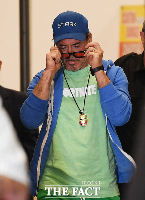 '내가 할리우드 스타일을 보여줄게'...공항패션의 기본은 선글라스!