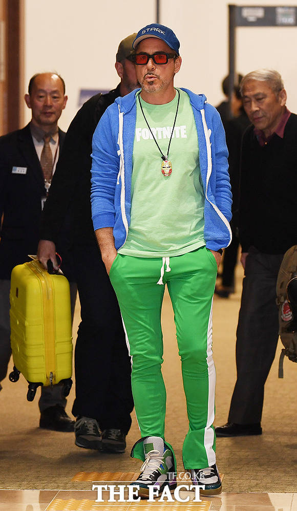 자연스럽게 주머니에 찔러넣은 손과 화려한 패션!