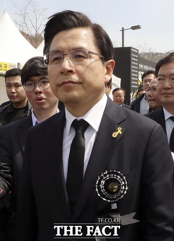 황 대표가 인천가족공원에서 열린 세월호 일반인 희생자 5주기 추모식이 끝난 뒤 이동하고 있다. /뉴시스