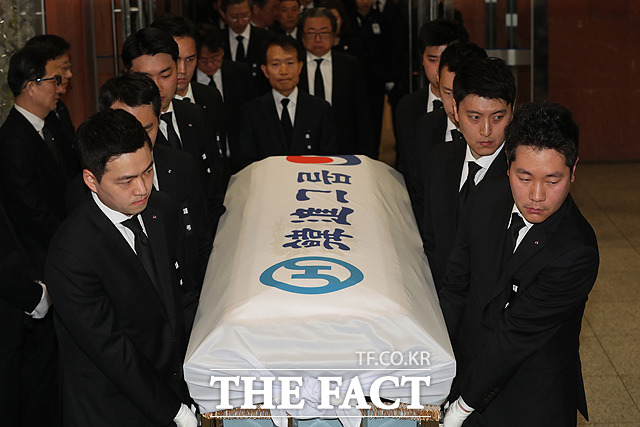 영결식 마치고 영구차로 이동하는 운구행렬