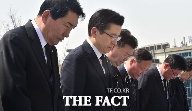 황교안 자유한국당 대표와 당 관계자들이 16일 오전 인천시 부평구 인천가족공원에서 열린 세월호 일반인 희생자 5주기 추모식에서 헌화 후 묵념하고 있다. /뉴시스