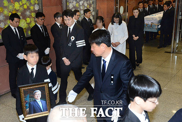 고 조양호 한진그룹 회장의 영결식이 16일 오전 서울 서대문구 신촌세브란스 병원 장례식장에서 엄수된 가운데 조 회장의 영정 뒤로 조원태 대한항공 사장과 며느리 김미연 씨, 조현아 전 대한항공 부사장, 조현민 전 대한항공 전무(왼쪽부터)가 영구차로 이동하고 있다. / 배정한 기자