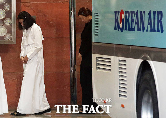 운구행렬을 따르는 조현아 전 부사장(왼쪽)과 조현민 전 전무