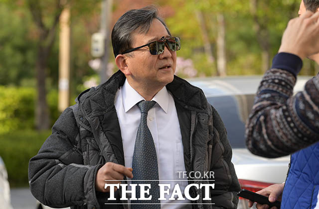 '언론과 6년 여 만에 영상 인터뷰' 성상납 의혹을 받는 김학의 전 법무부 차관이 17일 오후 서울 강남구 청담동의 한 아파트 상가 한의원에서 진료를 마친 뒤 취재진과 길거리 인터뷰를 하고 있다.