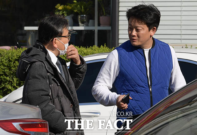 약 5분 동안 더팩트 취재진에게 심경을 토로한 김 전 차관은 "더 궁금한 사항이 있으면 변호사와 연락을 하세요"라고 말하며 자리를 떠났다.