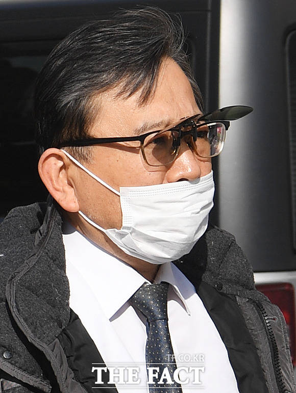 '전과는 달라진 모습' 선글라스 렌즈가 부착된 안경과 마스크를 착용한 김 전 차관. 차관으로 임명된 2013년 당시보다 핼쑥하고 수척한 모습을 보였다.