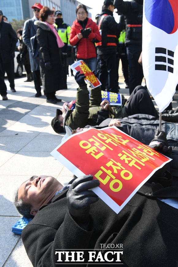 여의도 국회의사당 본관 앞에 보수단체 회원들이 5.18 폄훼 발언으로 윤리위에 제소된 김진태·김순례·이종명 의원의 제소 철회를 요구하는 시위를 하고 있다./남윤호 기자