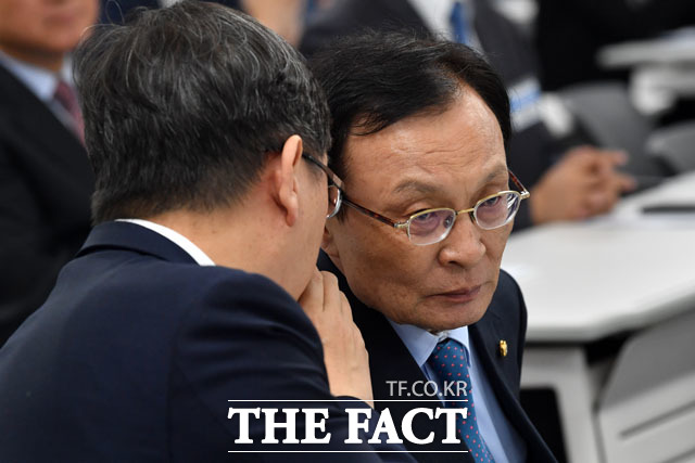 이해찬 대표의 "240석을 목표로 내년 총선을 준비하겠다"는 말은 '독려' 혹은 '오만'이라는 엇갈린 평가를 받았습니다. /남윤호 기자