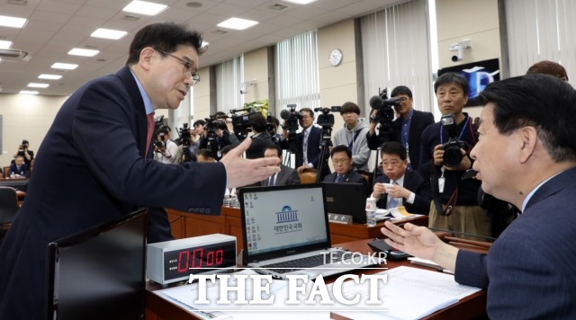 'KT 아현지사 화재 원인 규명'을 위한 청문회에선 '유은혜 부총리 불출석'을 놓고 여야의 공방이 이어졌습니다. 이를 보다 못한 노웅래 국회 과학기술정보방송통신위원장은 "찌질하다"고 비난해 한차례 격한 말다툼이 벌어졌습니다. /뉴시스