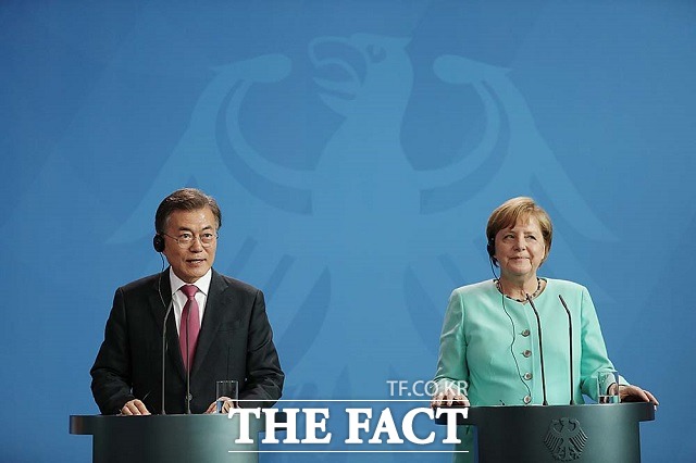 "필렌 당크(Vielen Dank)!" 문재인 대통령이 2017년 7월 5일 오후(현지시간) 독일 베를린 연방총리실 청사에서 앙겔라 메르켈 독일 총리와 함께 언론발표를 하는 모습. 당시 문 대통령은 독일어로 인사말과 감사의 뜻을 밝혔다. /청와대 제공