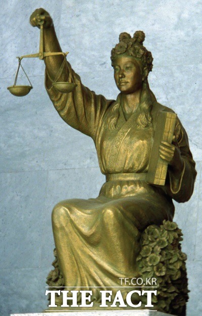 대법원 청사 중앙홀에 있는 정의의 여신상 /대법원 홈페이지