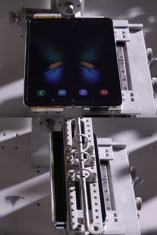 삼성전자는 갤럭시 폴드의 내구성 확인을 위해 5년간 하루 100회 접었다 펴는 동작을 가정한 테스트를 진행했다고 밝혔다. /삼성전자 유튜브 영상 캡처