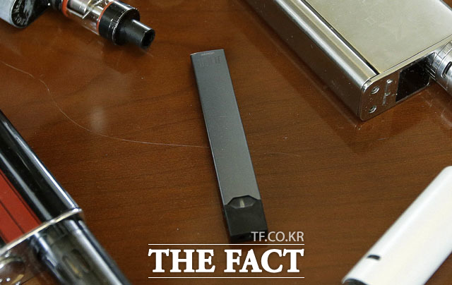 쥴랩스코리아의 액상형 전자담배 쥴이 국내 판매 허가 절차를 밟고 있다. 빠르면 다음 달 판매가 시작될 것으로 예상된다. /AP.뉴시스