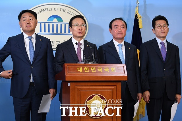 자유한국당을 제외한 여야 4당은 22일 선거제도 개편과 공수처 설치, 검·경 수사권 조정에 합의했다고 발표했다. 사진은 바른미래당 김관영, 더불어민주당 홍영표, 민주평화당 장병완, 정의당 윤소하 원내대표(왼쪽부터). /이새롬 기자