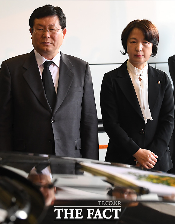 고인의 마지막 길을 배웅하는 설훈(왼쪽), 추미애 더불어민주당 의원