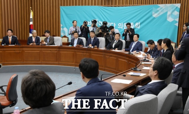 23일 선거제 개혁과 공수처법·검경 수사권 조정을 패스트트랙으로 상정하는 안을 놓고 진통이 예상된 바른미래당 의원총회에서 한 표 차이로 '찬성' 결과가 나왔다. 이에 반대한 바른정당계 의원들은 공개적으로 반발했다. /뉴시스