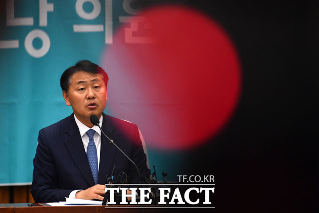 김관영 바른미래당 원내대표가 23일 오전 서울 여의도 국회에서 열린 의원총회를 마치고 여야 4당의 패스트트랙 상정 안건 합의와 관련해 추인 결과를 밝히고 있다. /국회=남윤호 기자