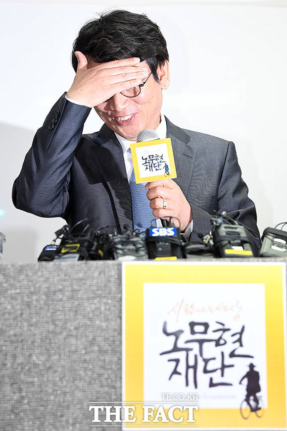 유시민 노무현재단 이사장이 23일 오전 서울 마포구 노무현재단에서 열린 '노무현 대통령 서거 10주기 준비 기자간담회'에 참석해 인사말을 하는 도중 쏟아지는 카메라 플래 세례에 눈을 가리고 있다. /남용희 기자