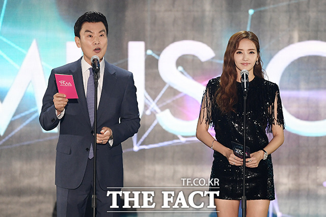 더팩트가 주최하고 팬앤스타(FAN N STAR)가 주관하는 'U⁺5G 더팩트 뮤직 어워즈'(U⁺5G THE FACT MUSIC AWARDS, 'TMA')가 24일 오후 인천광역시 남동구 남동체육관에서 열린 가운데 김상규 더팩트 대표이사(왼쪽)와 배우 한채영이 대상을 발표하고 있다. /인천남동체육관=이선화 기자