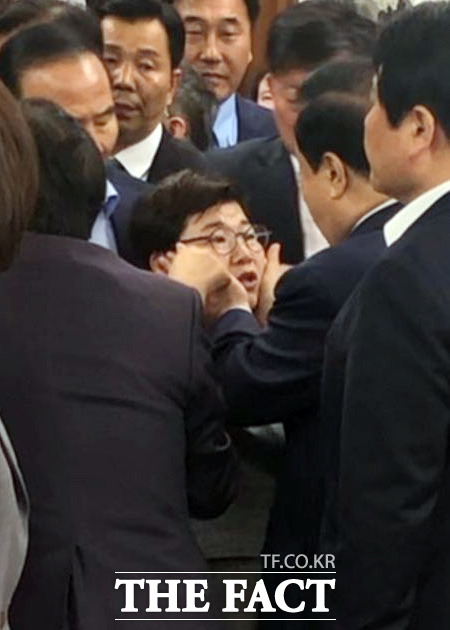 문희상 국회의장이 의장실에서 나가려하는 것을 임이자 의원이 막으며 "만지면 성추행"이라고 말하자 문 의장이 임 의원 뺨에 손을 갖다대며 "이러면 성추행이냐"고 따지고 있다. /뉴시스(송희경 의원실 제공)