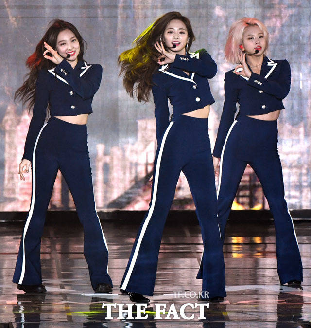 더팩트가 주최하고 팬앤스타(FAN N STAR)가 주관하는 'U⁺5G 더팩트 뮤직 어워즈'(U⁺5G THE FACT MUSIC AWARDS, 'TMA')가 24일 오후 인천광역시 남동구 남동체육관에서 열린 가운데 걸그룹 트와이스가 화려한 무대를 펼치고 있다./인천남동체육관=남윤호 기자