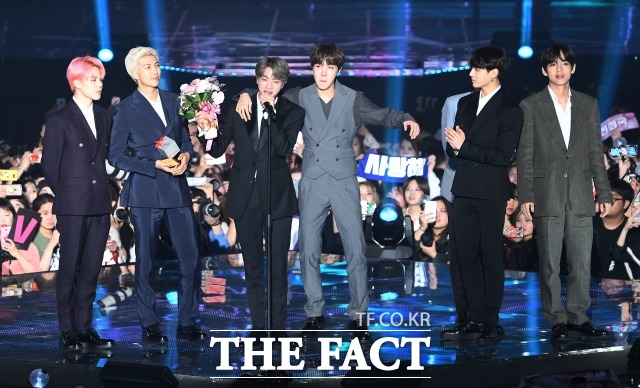 'U⁺5G 더팩트 뮤직 어워즈'(U⁺5G THE FACT MUSIC AWARDS, 'TMA')가 24일 오후 인천광역시 남동구 남동체육관에서 열린 가운데 그룹 방탄소년단이 베스트 앨범상을 수상하고 있다./인천남동체육관=이새롬 기자