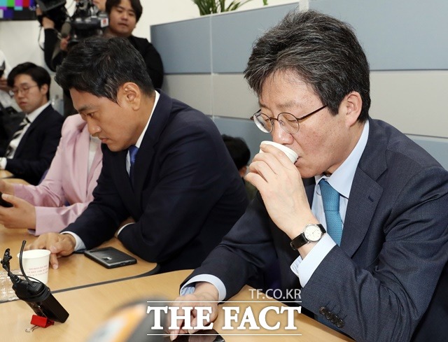 유승민·오신환·이혜훈·지상욱 바른미래당 의원 등 사개특위 사보임에 반대하는 바른정당계 바른미래당 의원들이 지난 24일 오후 국회 의사과에서 사보임 서류 접수를 막기 위해 기다리고 있는 모습. /뉴시스