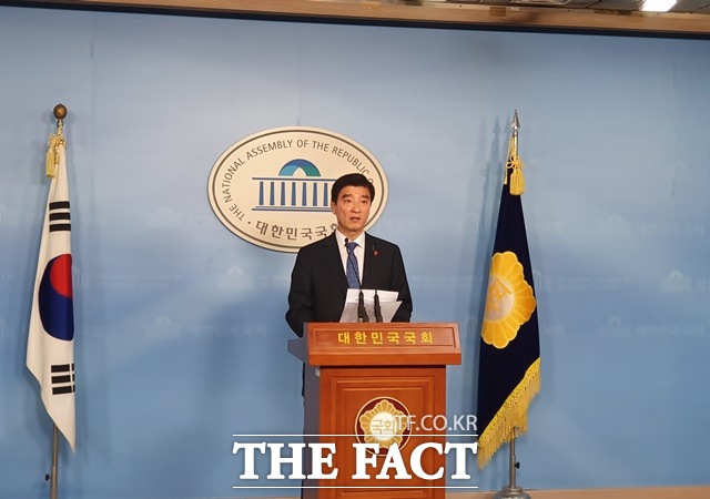 이해식 더불어민주당 대변인이 25일 국회 정론관 브리핑에서 "선거법 등의 패스트트랙 절차를 저지하려는 한국당의 집단행동이 우려 수준에 이르고 있다"며 "전날 한국당은 의장실 난입과 다분히 의도된 자해공갈로 국회를 난장판으로 만들었다"고 비판했다. /허주열 기자