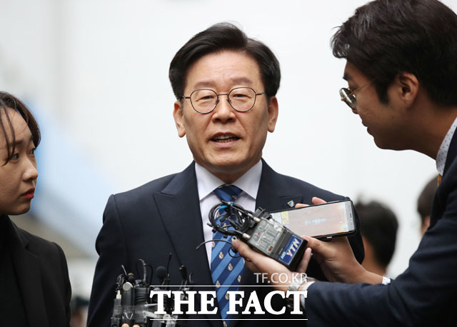 직권남용과 공직선거법 위반 혐의로 기소된 이재명 경기도지사가 25일 오후 경기 수원지방법원 성남지원에서 열린 결심공판에 출석하던 중 취재진의 질문에 답하고 있다./뉴시스