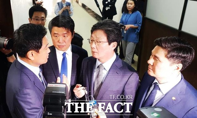 (왼쪽부터) 오신환·유의동·유승민·지상욱 등 바른미래당 패스트트랙 반대파 의원들이 24일 오후 국회 의사과 앞에서 당 지도부의 오 의원 사·보임계 제출 관련 얘기를 나누고 있다. /이원석 기자