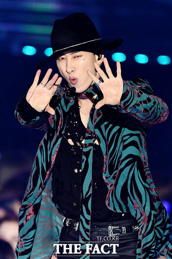 더팩트가 주최하고 팬앤스타(FAN N STAR)가 주관하는 'U⁺5G 더팩트 뮤직 어워즈'(U⁺5G THE FACT MUSIC AWARDS, 'TMA')가 24일 오후 인천광역시 남동구 남동체육관에서 열린 가운데 슈퍼주니어 유닛 D&E의 은혁이 화려한 무대를 펼치고 있다. /인천남동체육관=이선화 기자