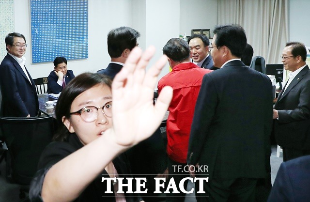 바른미래당이 25일 사개특위 위원을 오신환 의원에서 채이배 의원으로 교체하는 내용의 사보임 신청서를 국회 의사과에 팩스로 제출한 가운데 자유한국당 의원들이 국회 의원회관 채이배 의원실로 찾아가 회의 참석을 저지 하고 있다. /뉴시스