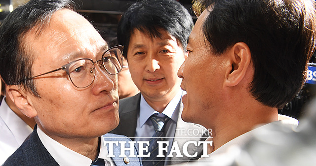김진태 자유한국당 의원이 26일 오후 서울 여의도 국회의사당 7층 의안과 앞에서 홍영표 더불어민주당 원내대표(왼쪽)를 막아서고 있다. /배정한 기자