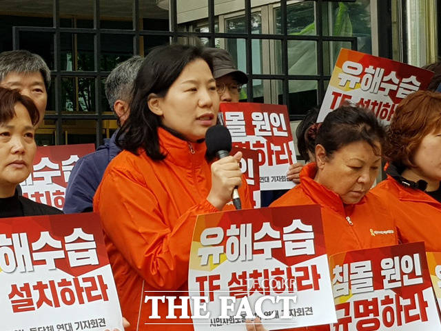 허경주 가족대책위 공동대표가 기자회견 중 발언하고 있다. 그의 누이인 허영주 씨 또한 대책위에서 공동대표를 맡고 있다. 우측은 고 김용균 씨 어머니 김미숙 씨./송주원 인턴기자