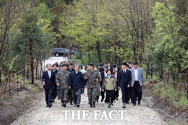 문재인 대통령이 26일 오후 강원도 고성군 DMZ 평화의 길을 걷고 있다. /청와대 제공