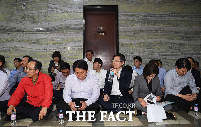 점심도 거르고 의안과 입구를 막고있는 자유한국당